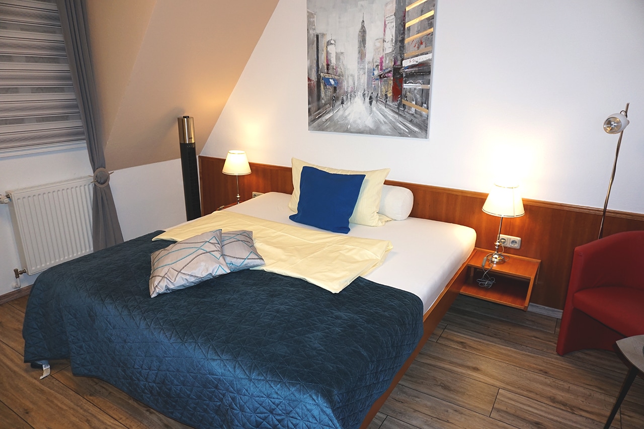 burghotel muenzenberg innen raum doppelzimmer bett Burghotel Münzenberg